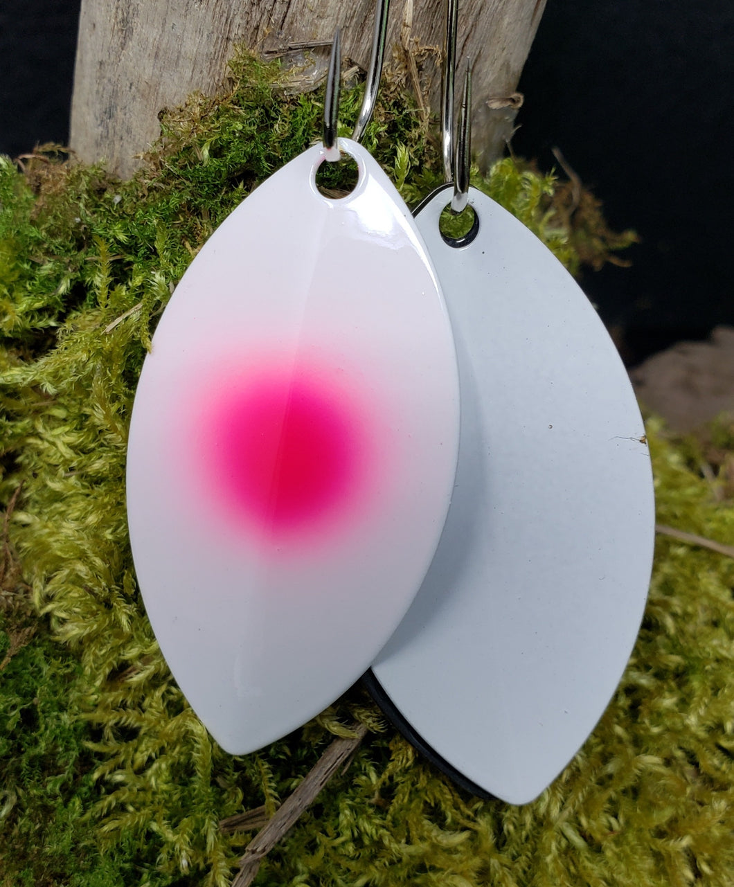 Size 5 Thin Cascade, White back, White Pink dot