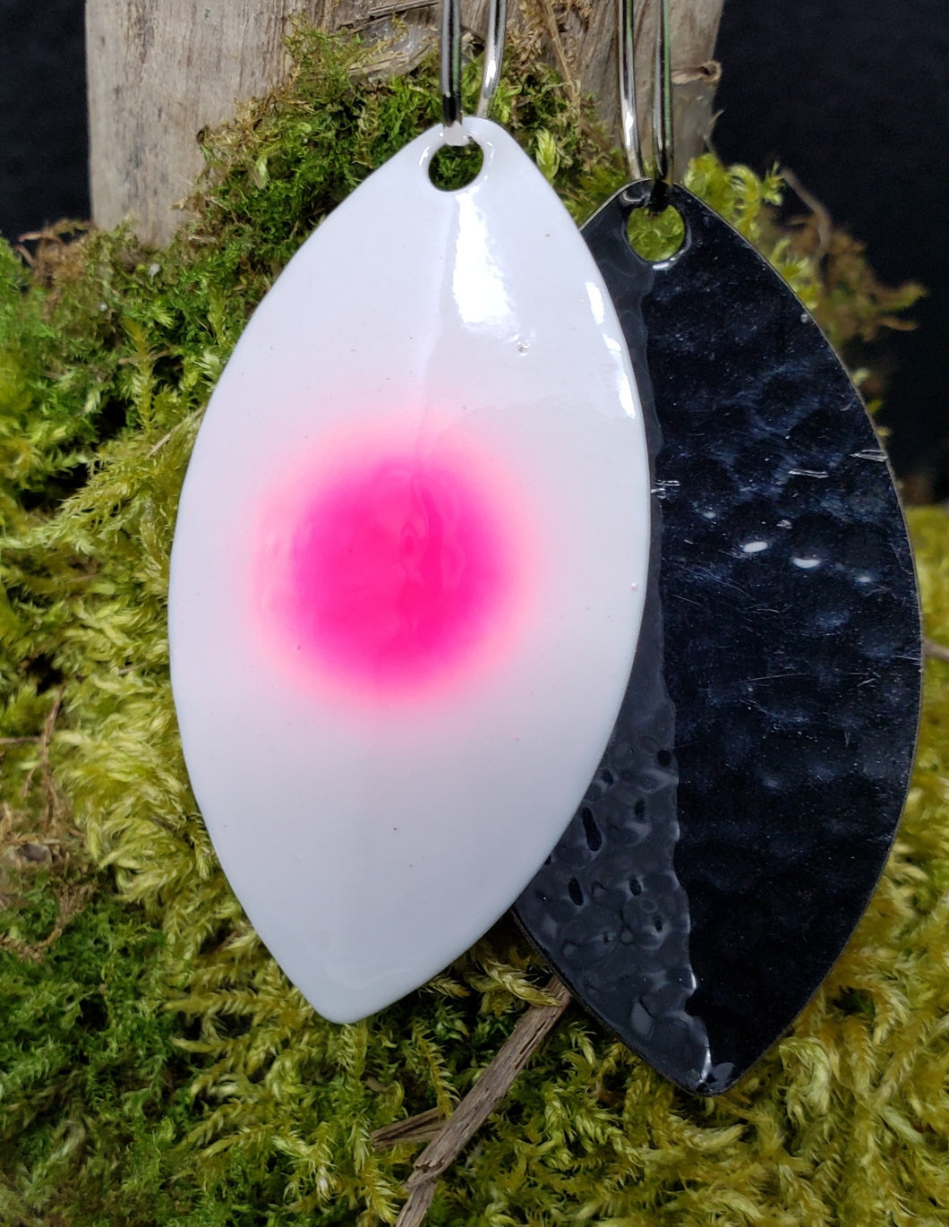 Size 5 Thin Cascade, Black back, White Pink dot