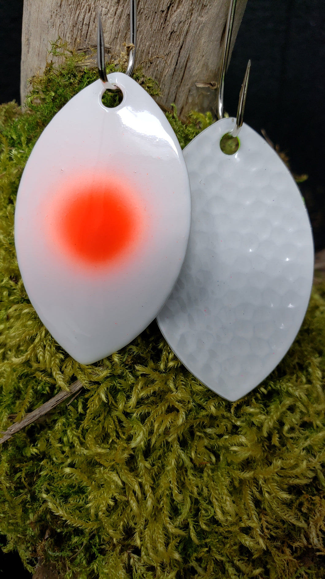 Size 5 Cascade, White back, White with Red dot