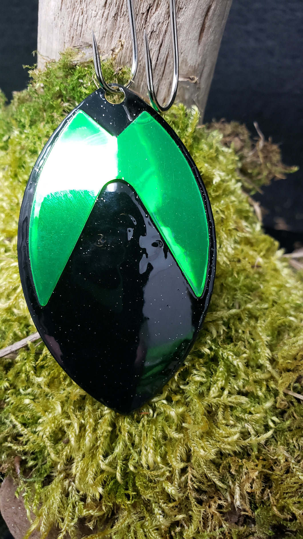 Size 6 Cascade, Black front and back, Green Bat-wing tape