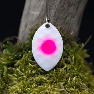 3.5 Cascade, White back, White , Pink dot