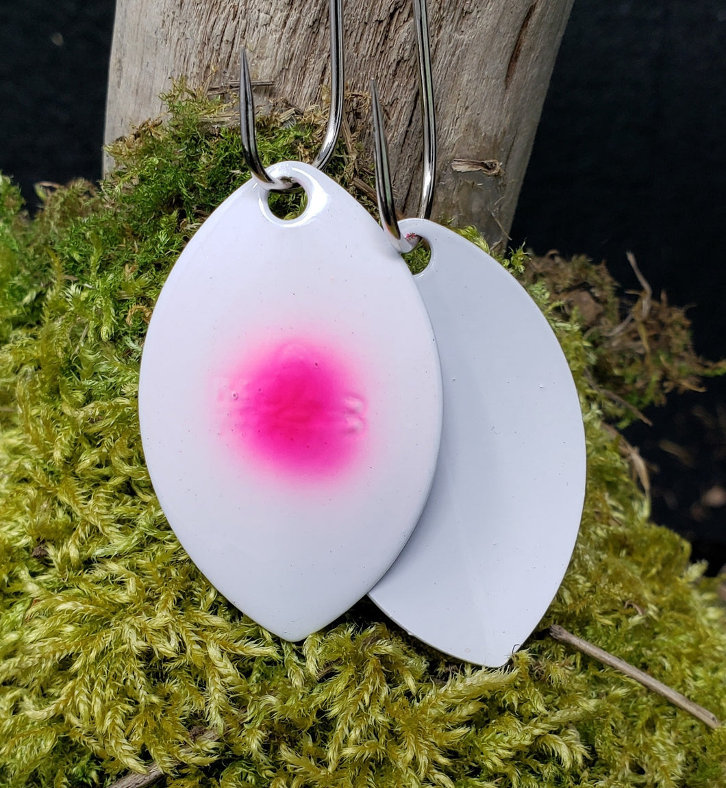 Size 4 Cascade, White back, White Pink dot